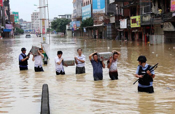 Сильні зливи на півдні Китаю призвели до повеней та зсувів: загинули десятки людей