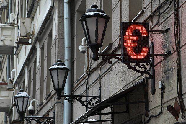 Курс евро снижается к доллару в ожидании дальнейшего ускорения инфляции в еврозоне