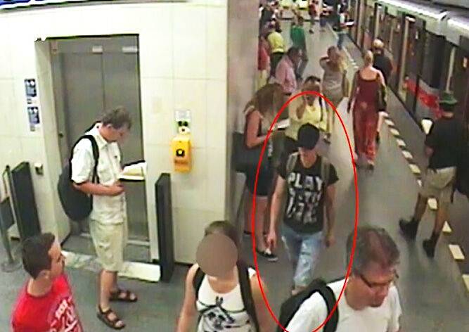 Неизвестный в пражском метро домогался девушек в юбках