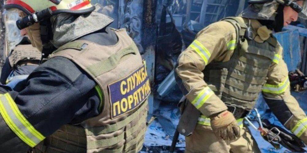 Российская ракета частично разрушила шестиэтажку в Харькове: из-под завалов достали женщину