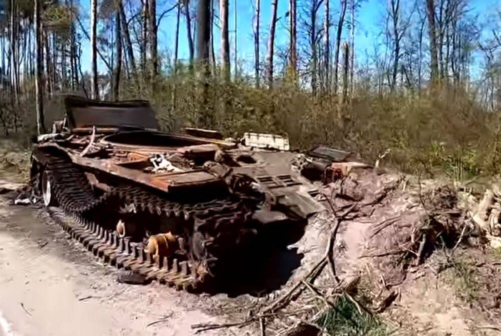Такое только в фильмах бывает: ВСУ одним метким выстрелом развалили три танка орков – невероятное видео