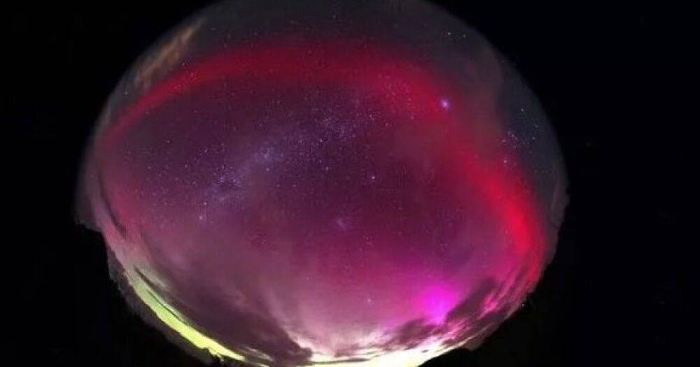 Впервые в истории. В небе над Новой Зеландией появилась необычная красная дуга (фото)