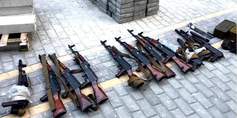 В Киеве двое местных жителей пытались продать 13 автоматов АК-74