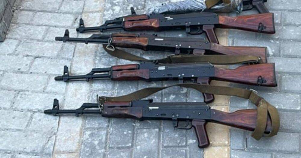В Киеве СБУ задержала торговцев оружием, выдававших себя за правоохранителей (фото)