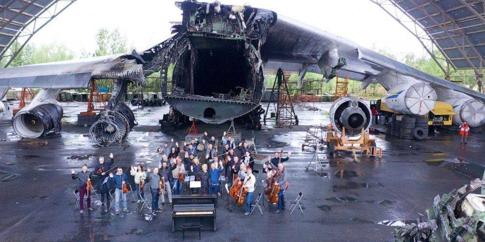 С украинским оркестром. Американский музыкант выпустил клип, снятый в разбомбленном россиянами аэропорту Антонова