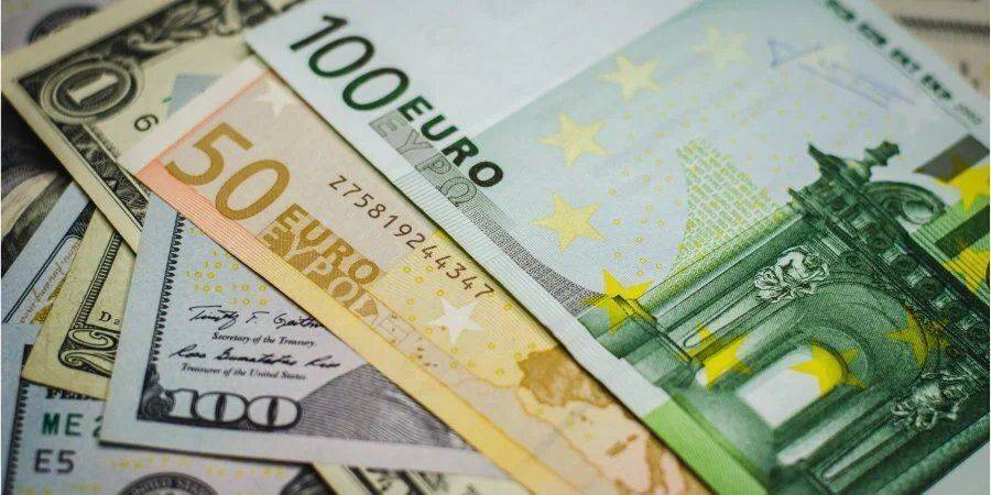 В Украине тоже паритет? Сколько стоят доллар и евро наличными и по карточным операциям