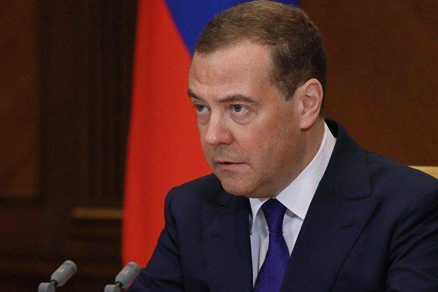 Медведев заявил, что лучшая защита от "протухающего" евро — переход на новые способы оплаты