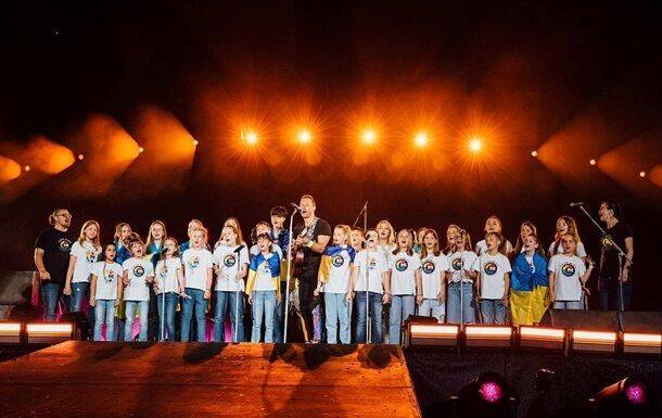 Coldplay выступила с украинскими детьми
