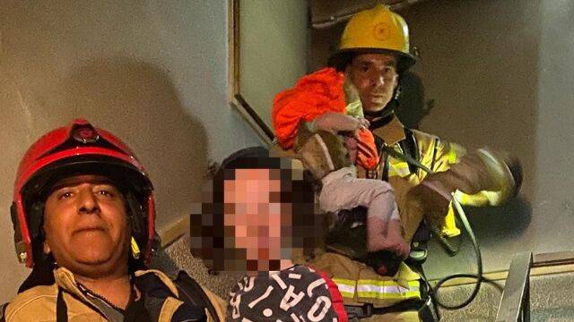 Пожарные спасли из горящей квартиры семью с 4 детьми в Араде