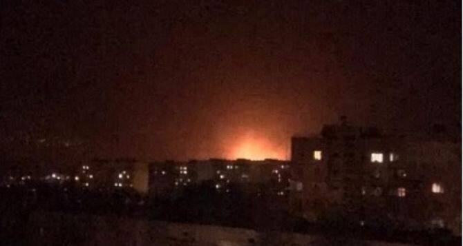 Мощный пожар возник к северу от Луганска после серии взрывов — очевидцы