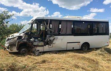 Автобус с белорусами столкнулся с грузовиком в России