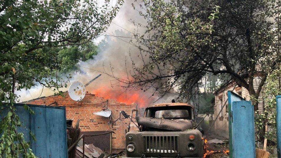 Артобстрелы Золочева: повреждены дома, горят пшеничные поля (фото)