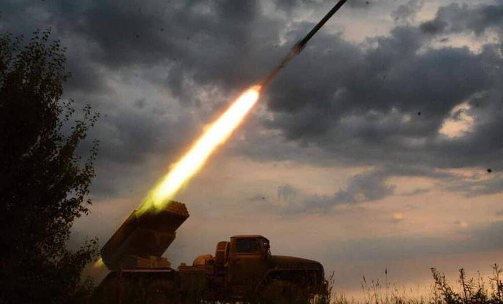 Ювелирная работа артиллерии: ВСУ точными ударами разнесли танки и десятки оккупантов – видео