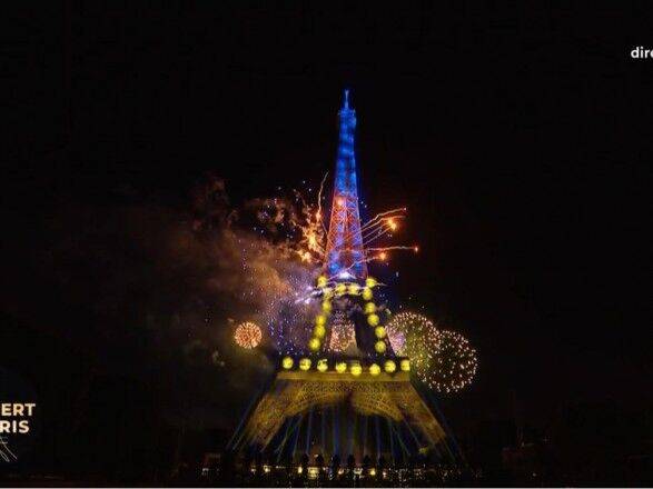 В Париже во время празднования Дня взятия Бастилии Эйфелеву башню подсветили цветами украинского флага
