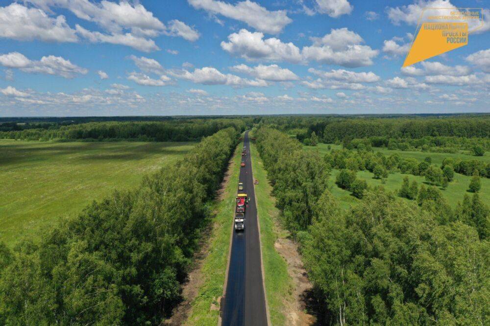 На дороге в Старицком районе Тверской области с опережением графика завершена укладка асфальтобетона