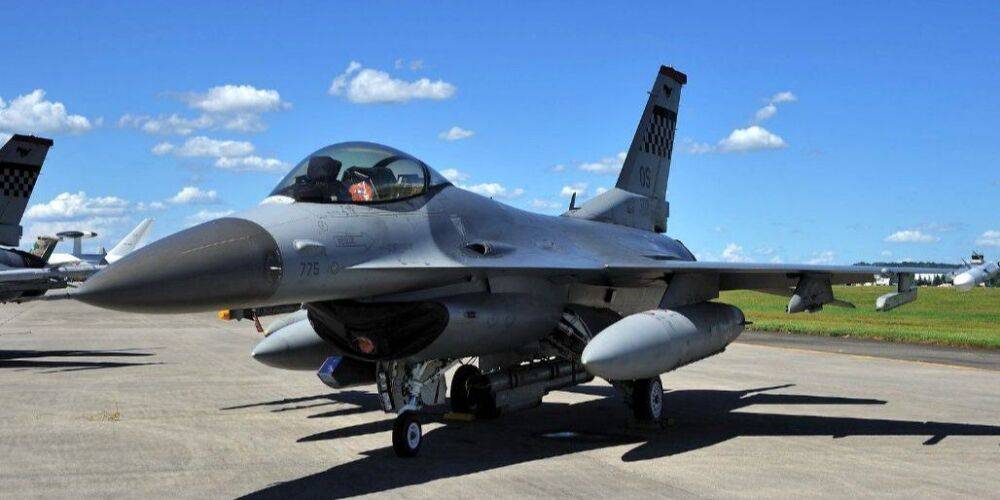 В США приняла поправки, предусматривающие обучение украинских пилотов работе на F-15 и F-16