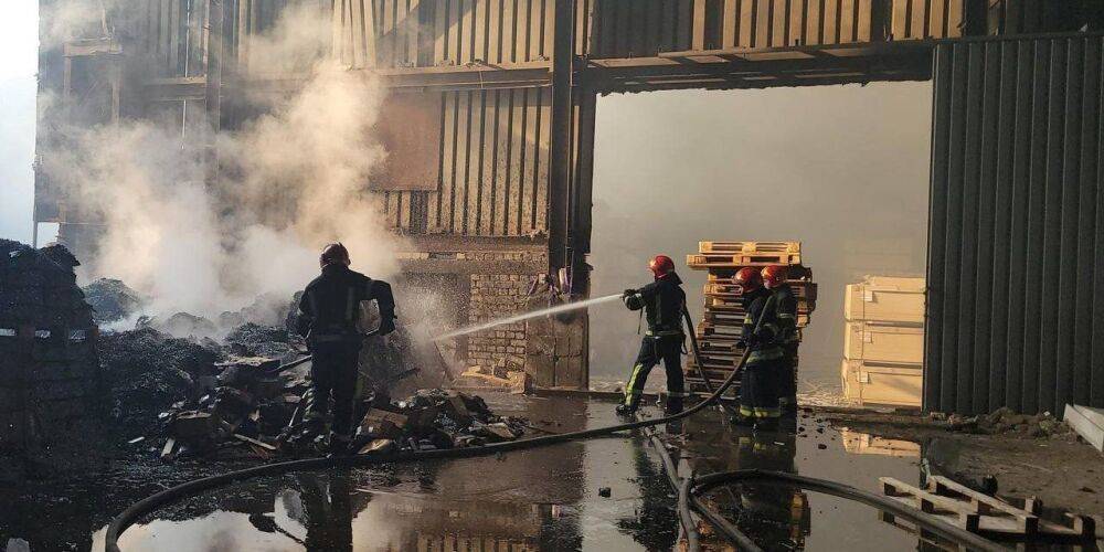Утренний удар по Одессе: спасатели ликвидировали пожар на складе, куда попала ракета — фото, видео последствий