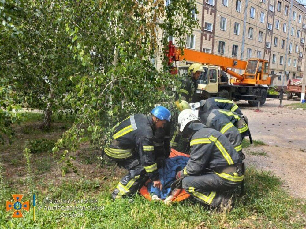 Спасатели извлекли из-под завалов тела двух погибших в результате российского обстрела "Градами" Никополя