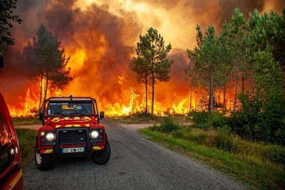 Огонь сжег 10 тысяч гектаров леса на юго-западе Франции