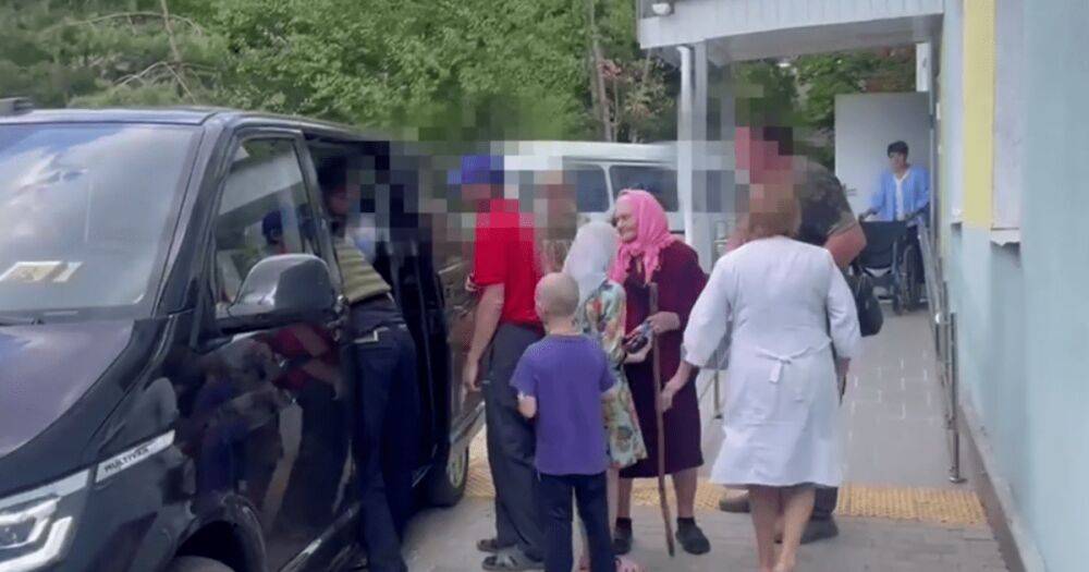 Разведчики провели эвакуацию мирных жителей с территории Святогорской Лавры (видео)