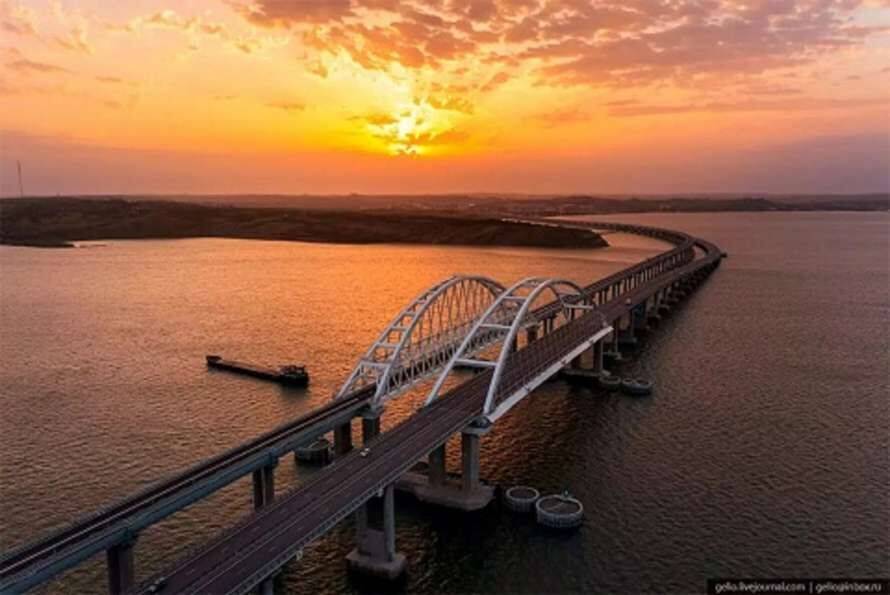 Арестович пообіцяв неприємності росіянам із Кримським мостом
