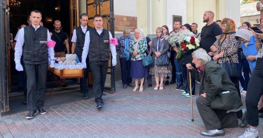 В Виннице простились с 4-летней Лизой, погибшей во время удара войск РФ (фото, видео)