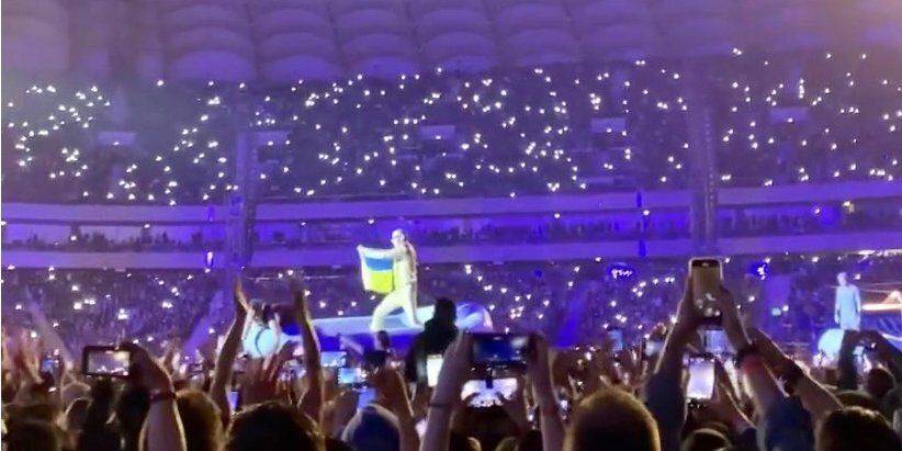 Знак солидарности. Rammstein развернули флаг Украины на концерте в Варшаве