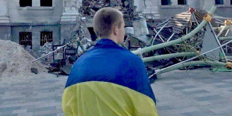 Бесстрашный житель оккупированного Мариуполя вышел в центр города с украинским флагом — фото