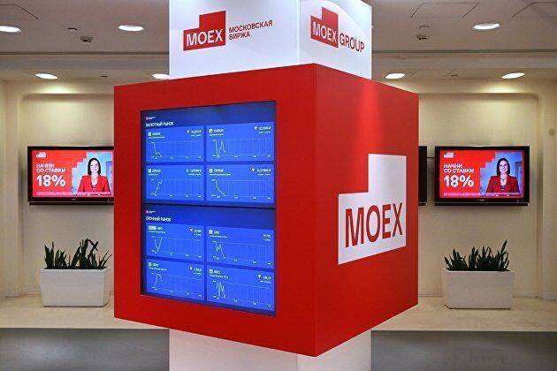Российский рынок акций снизился в понедельник по индексу Мосбиржи на фоне растущего рубля