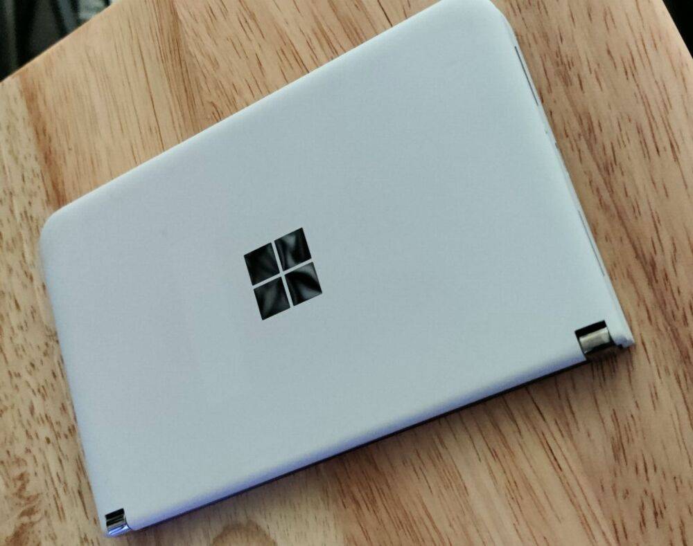 На eBay заметили невыпущенный доступный складной смартфон Microsoft Surface Duo 2 в пластиковом корпусе
