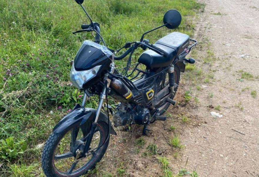 В Тверской области велосипедист попал в больницу из-за водителя попутного мопеда