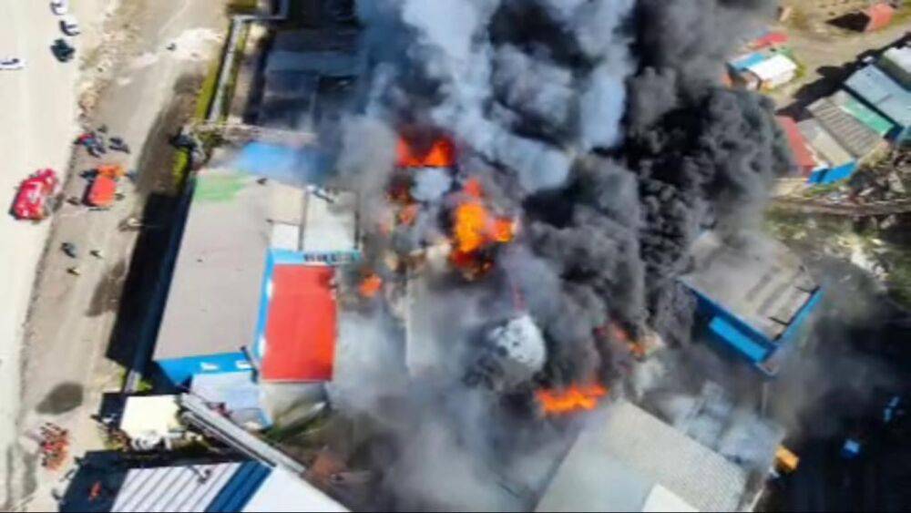 "Божа кара, не інакше": в Росії палає складський комплекс у самому східному місті країни