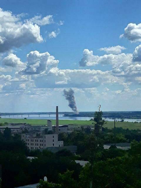 В окупованому Херсоні пролунали вибухи: повідомляють про стовп диму біля Антонівського мосту