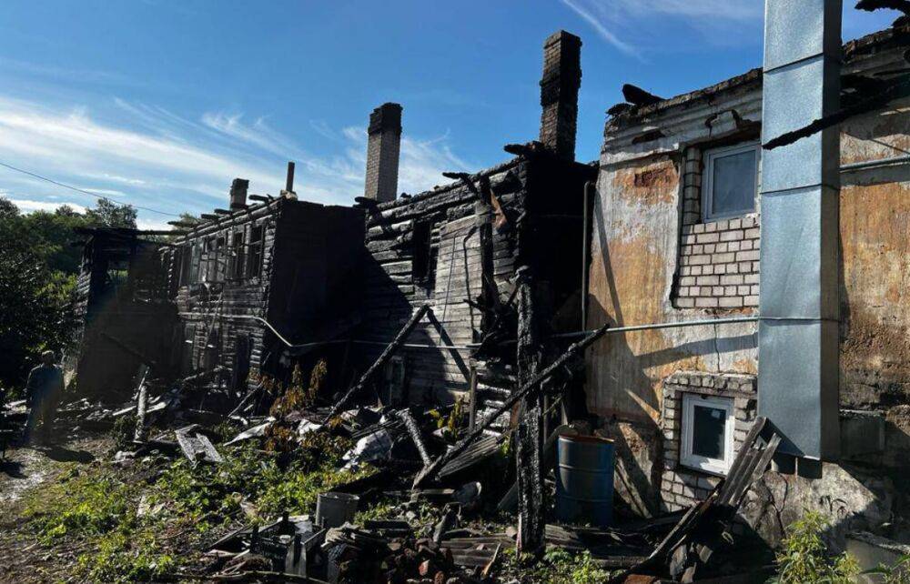 В Торжке Тверской области собирают вещи семье с детьми, которая жила в сгоревшем старинном доме