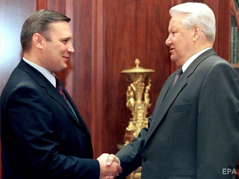 Касьянов: Ельцин мне кричал: "Нас везде слушают! Покупайте новые телефоны! Поговорил – в окошко в машине выбросил"
