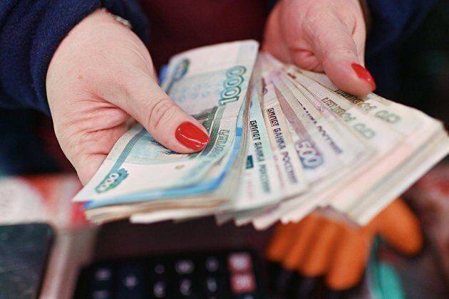 Курс рубля растет к доллару во вторник днем на фоне возможных санкционных послаблений