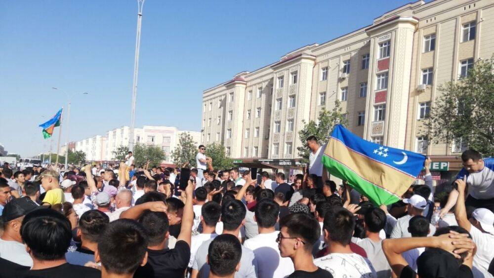 Президент Узбекистан вылетел в Каракалпакстан, где прошли протесты