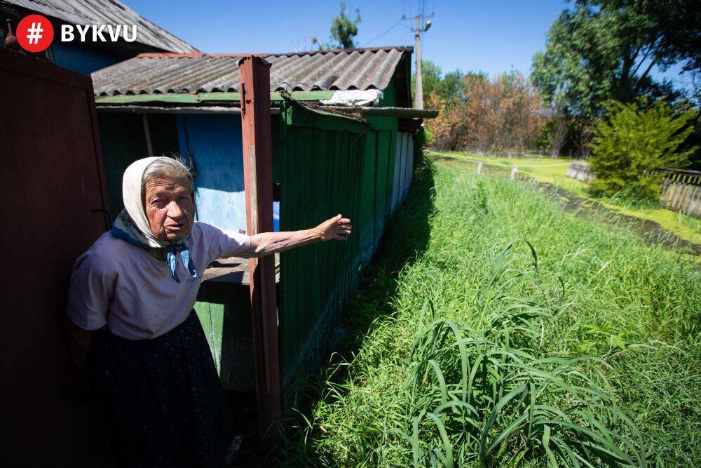 Мешканці затопленого села Демидів, яке врятувало Київ від окупації, вимушені самотужки відкачувати воду, попри обіцянки влади