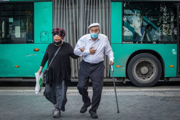 Израильтяне старше 75 лет получат право на бесплатный проезд в поездах и автобусах