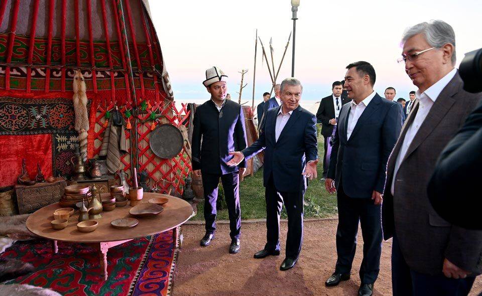 Огненные всадники, юрта и богатыри. Чем в Кыргызстане удивляли Мирзиёева. Фотолента