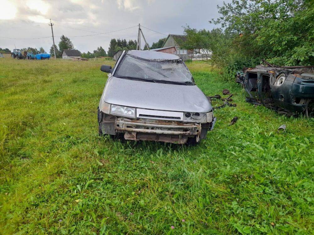 В Тверской области водитель пострадал в перевернувшейся легковушке