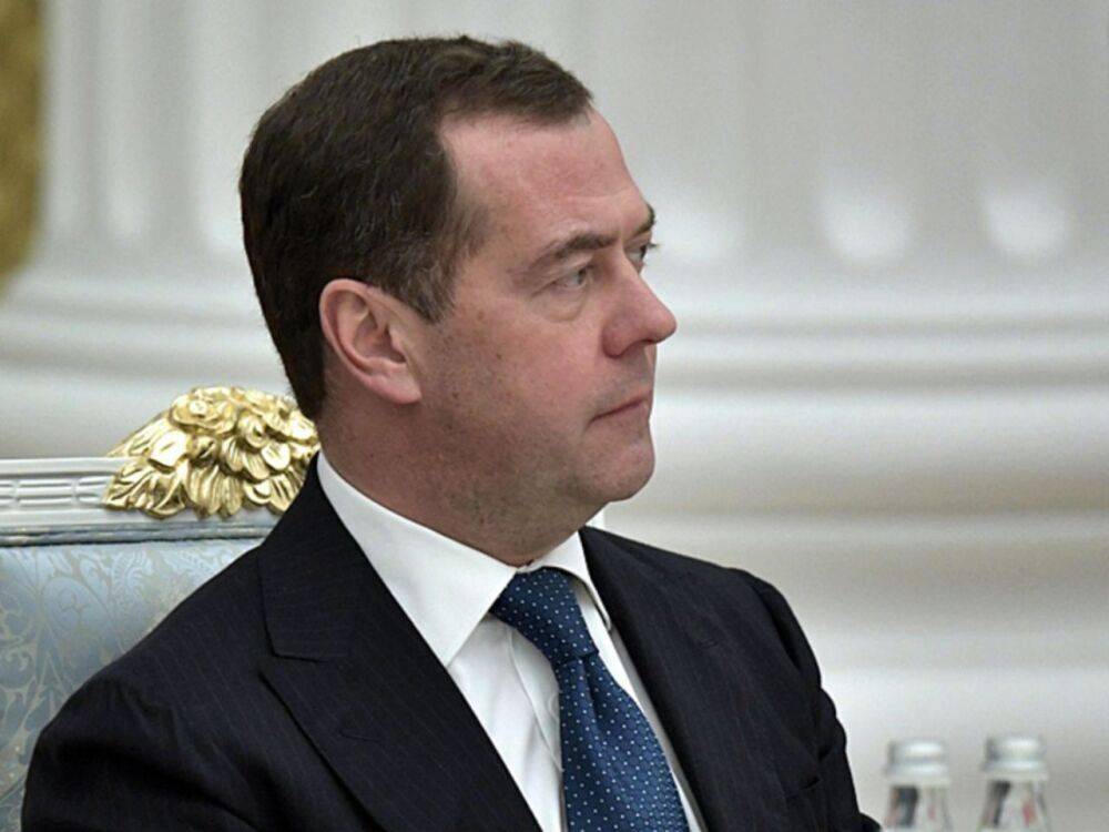«Одуряющая жара, конфузы Байдена и убийство Цезаря»: Медведев составил список «грехов» России