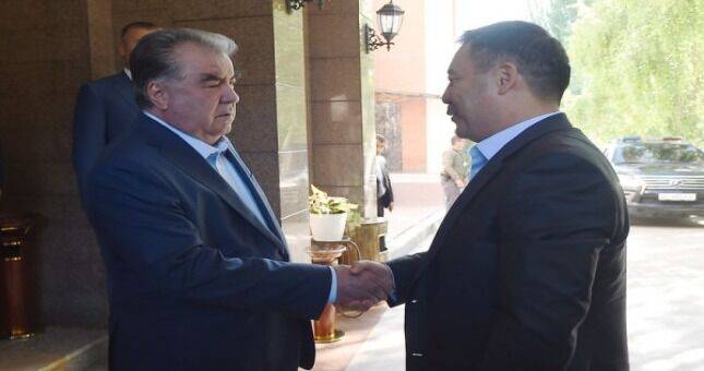 Президент Республики Таджикистан Эмомали Рахмон провел встречу с Президентом Кыргызской Республики Садыром Жапаровым