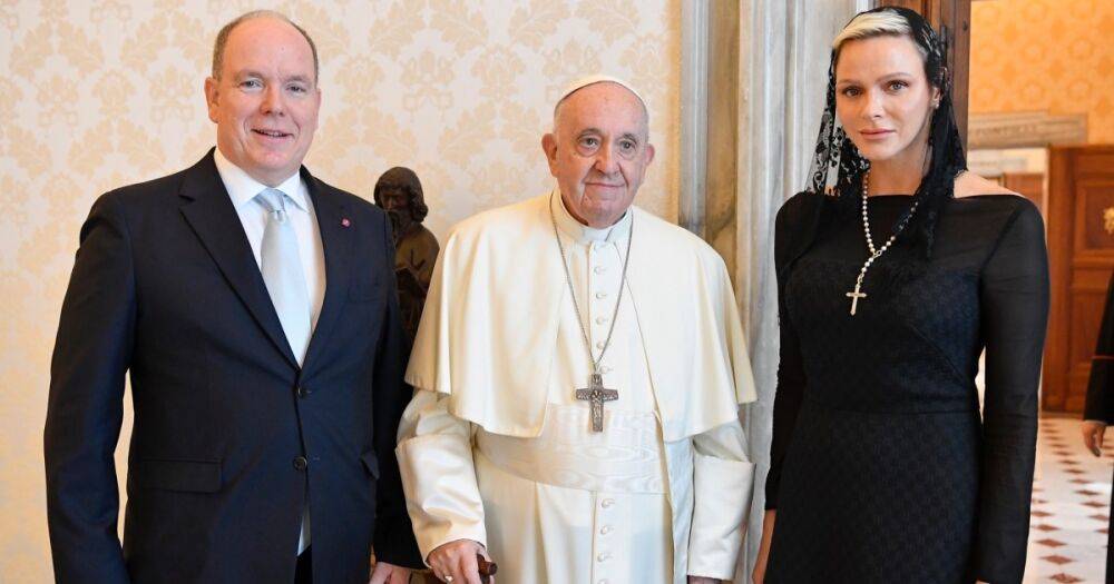 Княгиня Шарлен нарушила правила и встретилась с Папой Римским в открытом платье