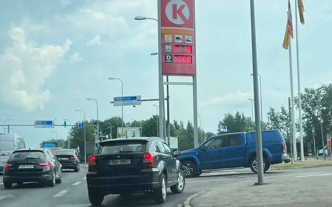 В Эстонии хотят не допустить возможность попадания российского топлива в бензобаки машин