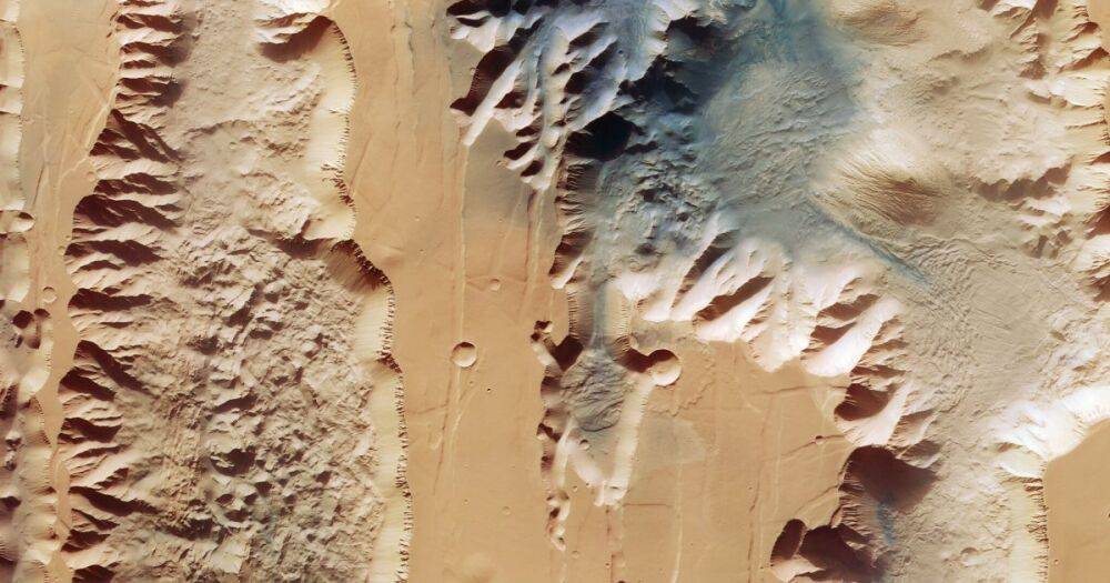 Орбитальный аппарат на Марсе сделал снимки самого глубокого каньона в Солнечной системе (фото)