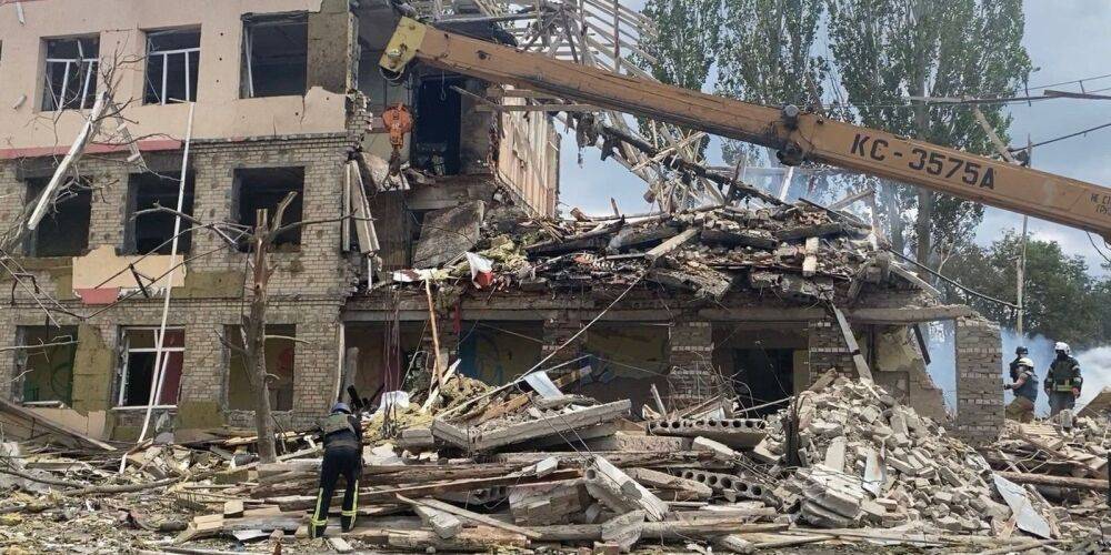 Удар РФ по Краматорску: из-под завалов разрушенной школы извлекли тела трех человек
