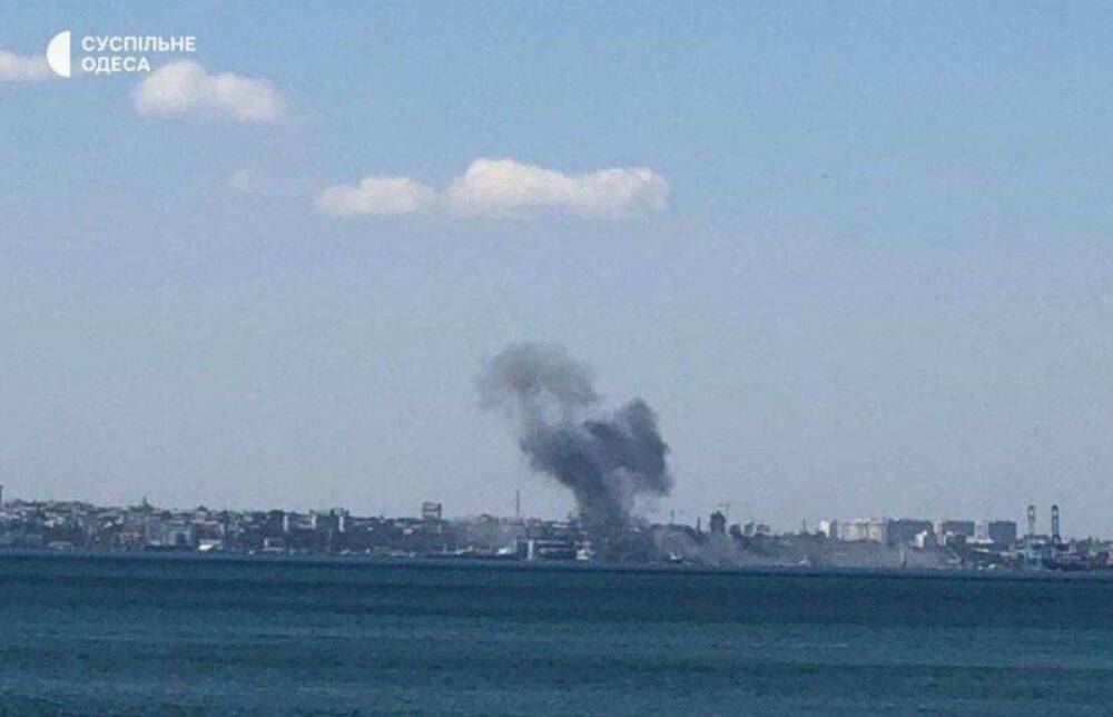 Ракетні удари по Одесі: пожежа в порту, є постраждалі