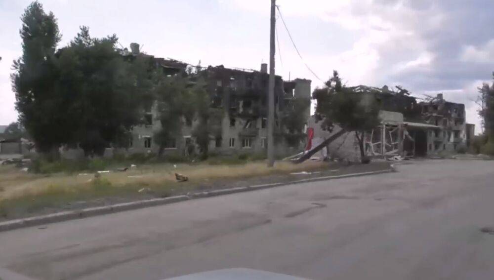 Розбиті будівлі, зруйновані мости та окупанти на танках: відео з Сєвєродонецька та Рубіжного