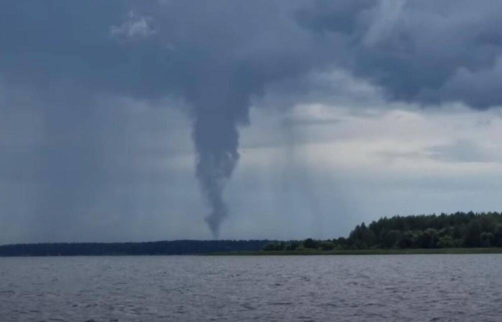 Смерч на Иваньковском водохранилище сняли на видео путешественники на катере